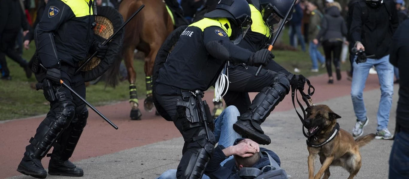 Κόλαση σε Ολλανδία-Γερμανία: Δυνάμεις ασφαλείας ξυλοκοπούν ανηλεώς πολίτες που διαμαρτύρονται στο lockdown